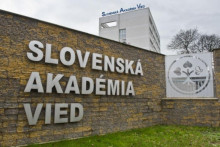 Vchod do areálu Slovenskej akadémie vied na Dúbravskej ceste v Bratislave. FOTO: TASR/Michal Svítok