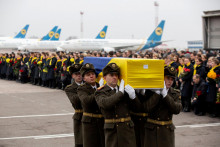Vojaci nesú rakvu s pozostatkami jednej z jedenástich ukrajinských obetí leteckého nešťastia letu 752 ukrajinských medzinárodných aerolínií. FOTO: Reuters/Ukrainian Presidential Press Service