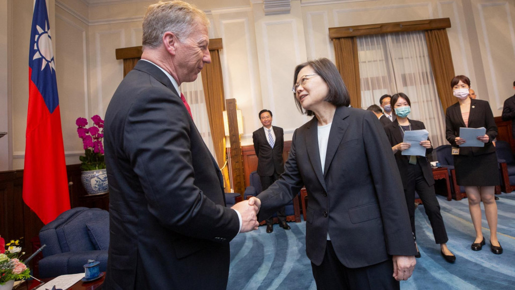 Taiwanská prezidentka Tsai Ing-wen si podáva ruku s predstaviteľom USA Kevinom Hernom. FOTO: Reuters/Taiwan Presidential Office