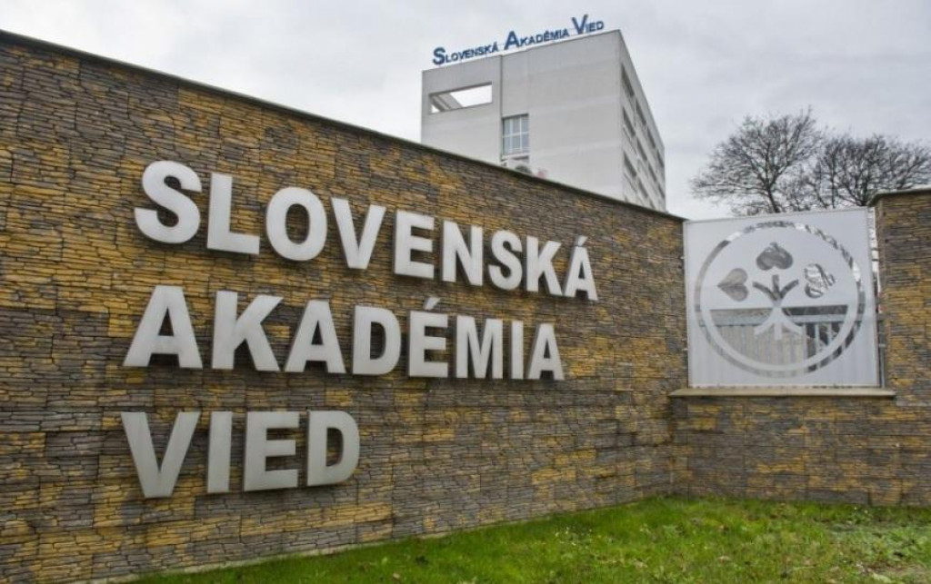 Vchod do areálu Slovenskej akadémie vied na Dúbravskej ceste v Bratislave. FOTO: TASR/Michal Svítok