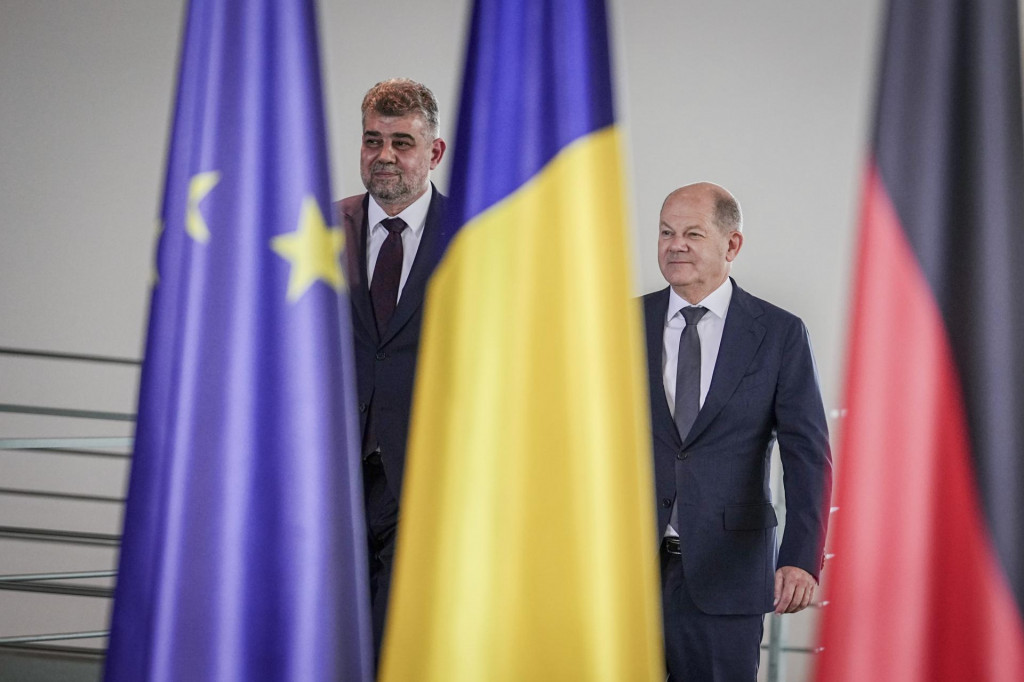 Nemecký kancelár Olaf Scholz a rumunský premiér Marcel Ciolacu. FOTO: TASR/AP