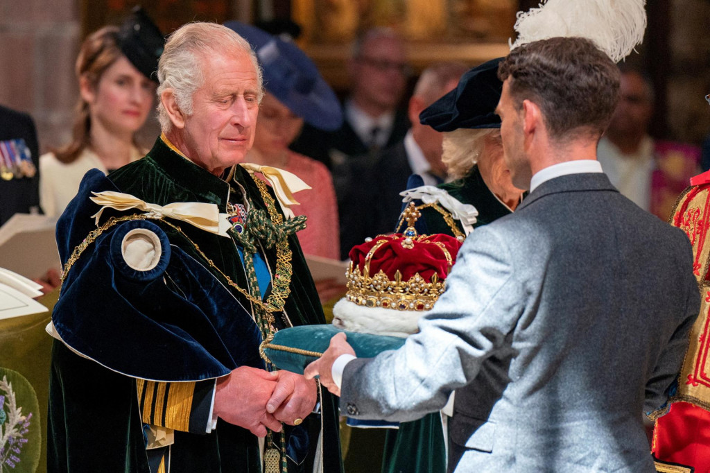 Škótska koruna, ktorú nesú vojvoda z Hamiltonu a Brandon, je odovzdaná britskému kráľovi Karolovi III. FOTO: Reuters