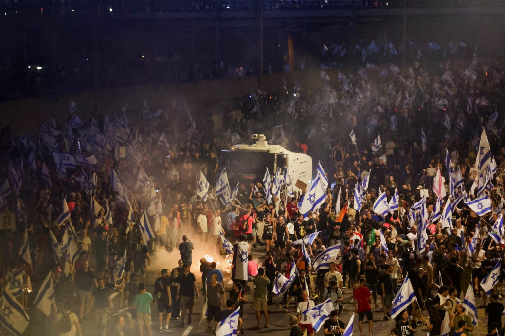 Ľudia sa zúčastňujú demonštrácie po tom, čo šéf polície v Tel Avive odstúpil odvolávajúc sa na zasahovanie vlády do protivládnych demonštrantov v Tel Avive. FOTO: Reuters