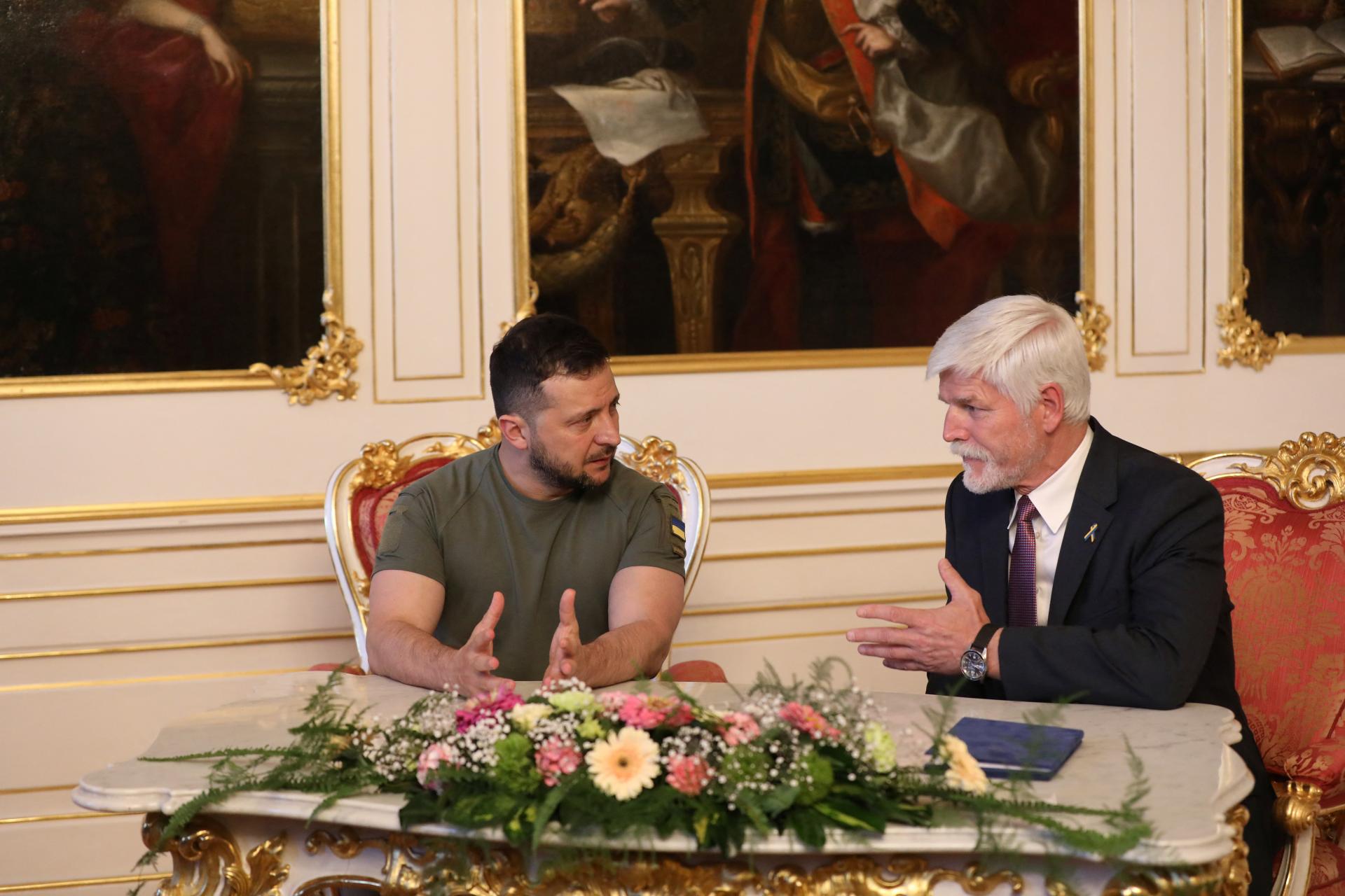 Zelenskyj je na Pražskom hrade, privítal ho český prezident Pavel. Jeho prílet sprevádzali dve stíhačky Gripen