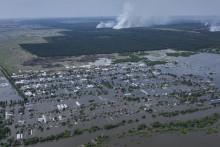 Na snímke zaplavené domy po zničení Kachovskej priehrady. FOTO: TASR/AP