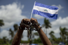 Najmenej 40 rôznym spôsobom mučenia, vrátane znásilňovania, trhania nechtov škrtenia alebo kúpeľa v ľadovej vode, čelia politickí väzni a väzenkyne v Nikaragui.