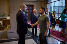 Bulharský prezident Rumen Radev víta ukrajinského prezidenta Volodymyra Zelenského v Sofii v Bulharsku. FOTO: Reuters
