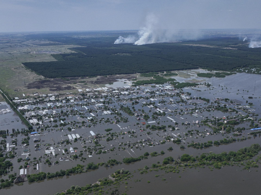 Na snímke zaplavené domy po zničení Kachovskej priehrady. FOTO: TASR/AP