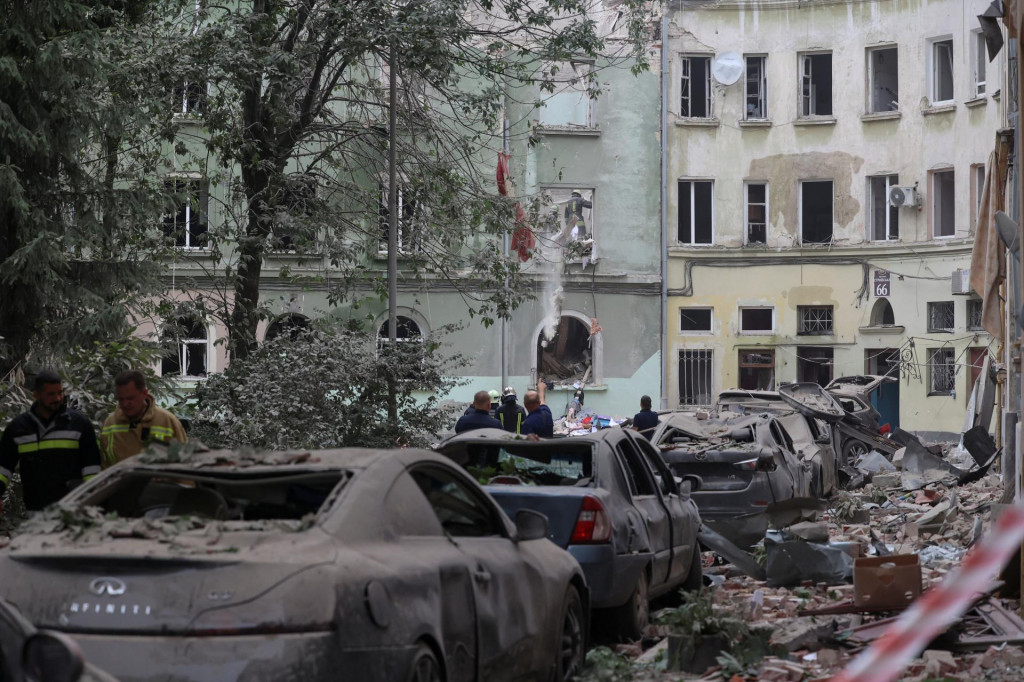 Následky ruského raketového útoku na Ľvov. FOTO: REUTERS