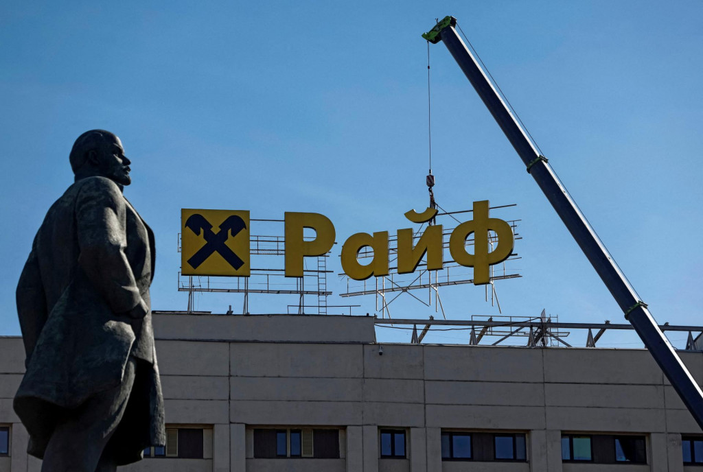 V Moskve odstraňujú logo Raiffeisen Bank International. FOTO: Reuters