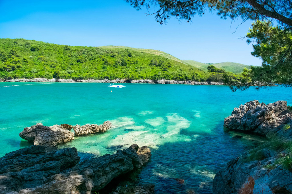 Plavi Horizonti
Nachádza sa kúsok od Tivatu. Jej názov znamená v preklade Modré obzory. Ponúka výhľad na otvorené more.

FOTO: Dreamstime/Janajanina