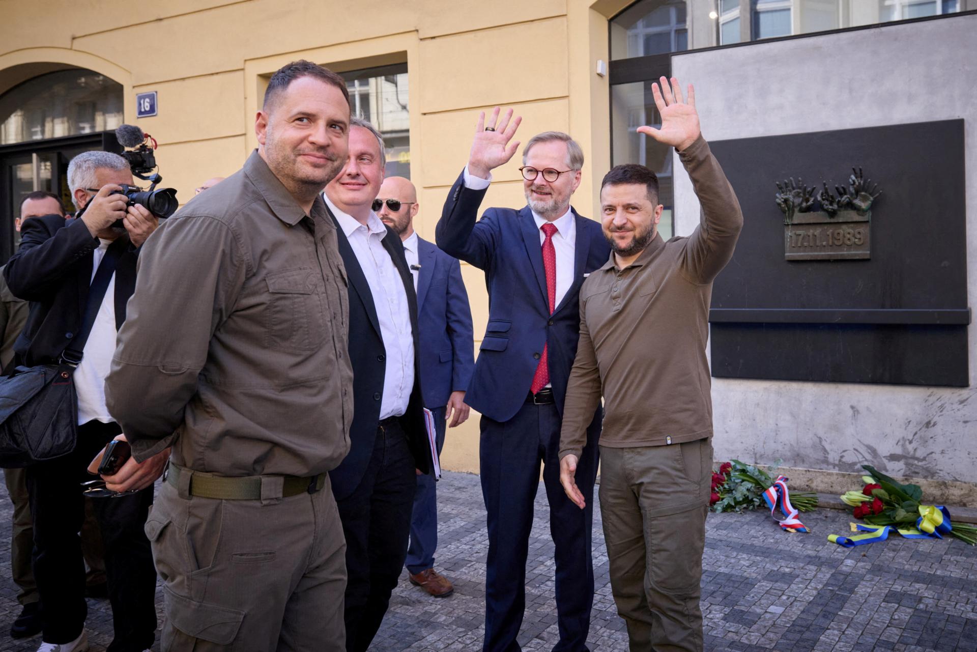 Zelenskyj sa stretol so šéfmi českého parlamentu po uctení si pamiatky 17. novembra