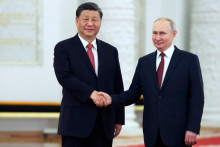 Ruský prezident Vladimir Putin si podáva ruku s čínskym prezidentom Si Ťin-pchingom. FOTO: TASR/AP