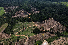 Odlesnená oblasť uprostred Amazonského pralesa v blízkosti diaľnice BR-230. FOTO: Reuters
