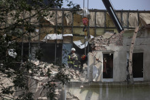 Záchranári pracujú na mieste obytnej budovy zasiahnutej ruským raketovým útokom v ukrajinskom meste Ľvov. FOTO: Reuters