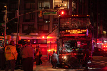 Miesto zrážky autobusu medzi turistickým poschodovým autobusom a mestským autobusom v mestskej časti Manhattan v New Yorku. FOTO: Reuters