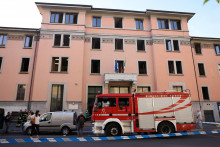Hasiči zasahujú na mieste po požiari v domove dôchodcov v talianskom Miláne. FOTO: Reuters