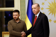 Turecký prezident Tayyip Erdogan sa stretol s ukrajinským prezidentom Volodymyrom Zelenským. FOTO: Reuters
