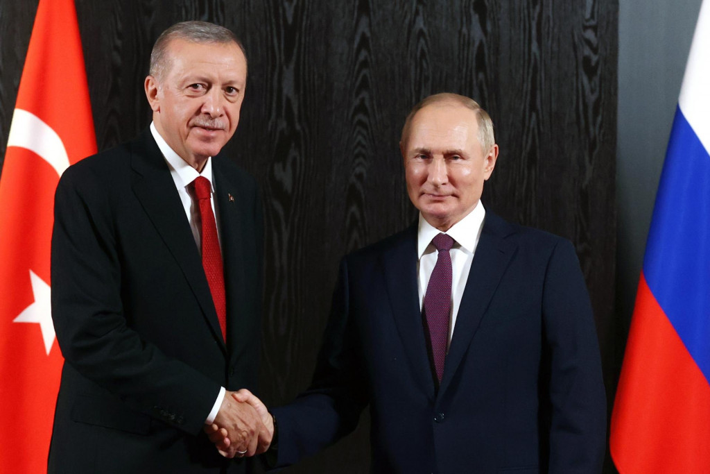 Ruský prezident Vladimir Putin a turecký prezident Recep Tayyip Erdogan sa zdravia počas stretnutia v rámci regionálneho summitu Šanghajskej organizácie pre spoluprácu v roku 2022. FOTO: TASR/AP