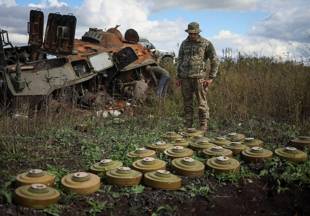 Ukrajinský vojak skúma ruské protitankové míny v blízkosti oslobodeného mesta Izjum. FOTO: Reuters