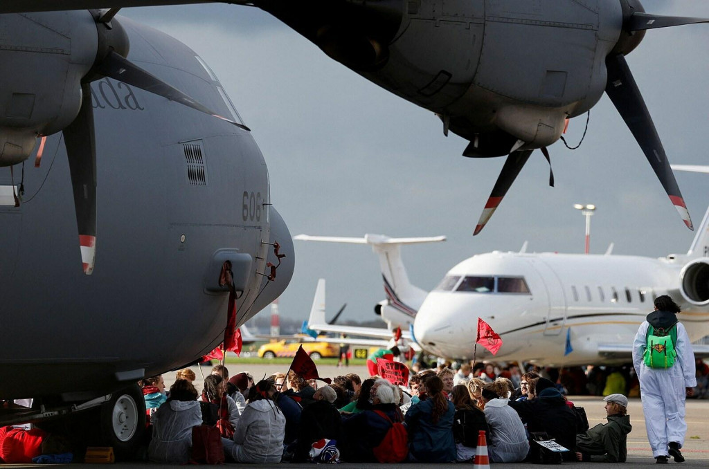 Klimatickí aktivisti protestujú proti znečisťovaniu životného prostredia leteckou dopravou na amsterdamskom letisku Schiphol. FOTO: Reuters