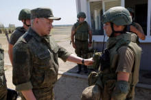 Ruský minister obrany Sergej Šojgu skontroloval výcvik nových vojakov pre vojnu na Ukrajine. FOTO: Reuters