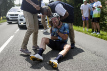 Britský cyklista Mark Cavendish z tímu Astana Qazaqstan počas ošetrenia po páde v 8. etape 110. ročníka cyklistických pretekov Tour de France. FOTO: TASR/AP
