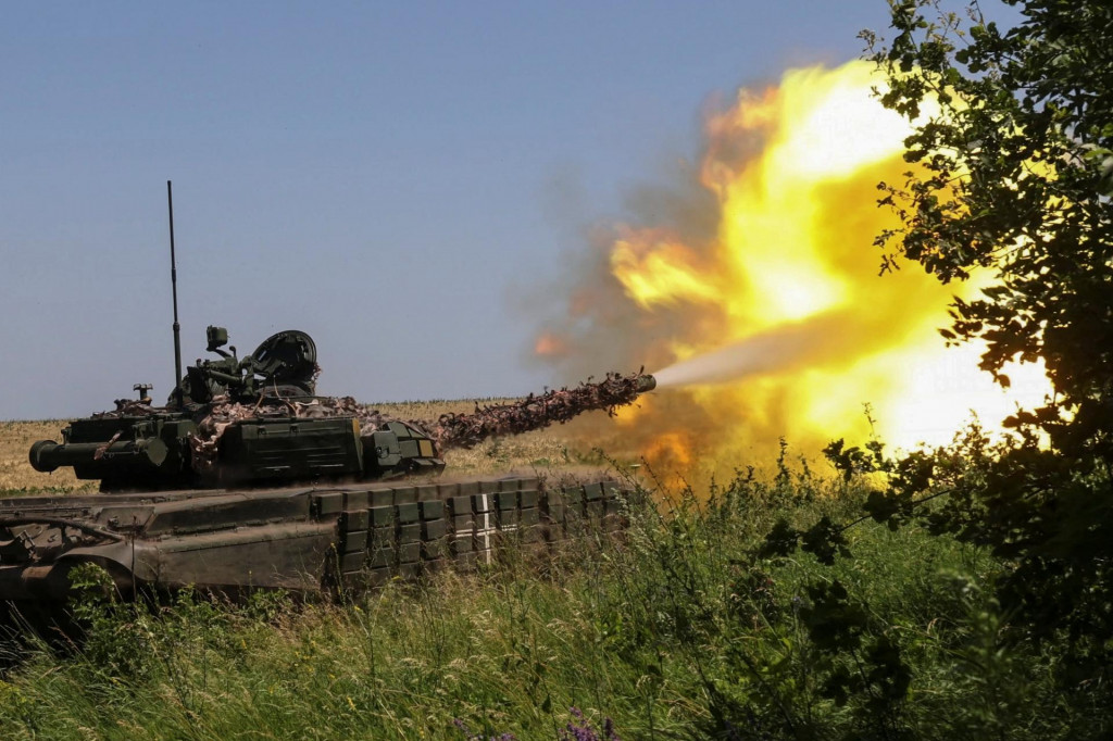 Ukrajinci pália z tanku na ruské pozície. FOTO: Reuters