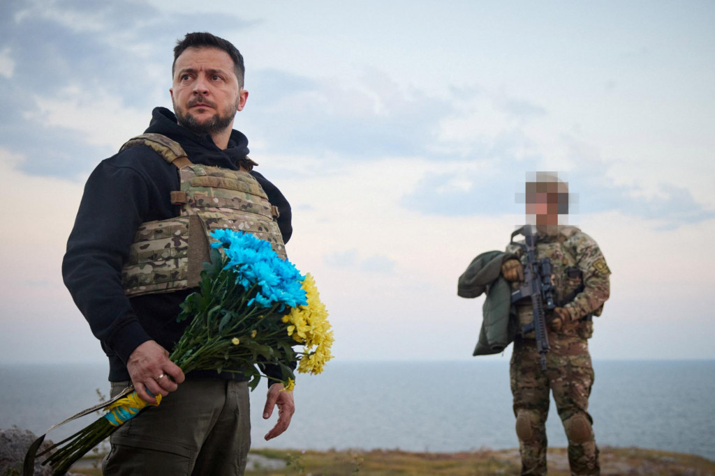 Ukrajinský prezident Volodymyr Zelenskyh si na Haďom ostrove uctil ukrajinských vojakov. FOTO: Reuters