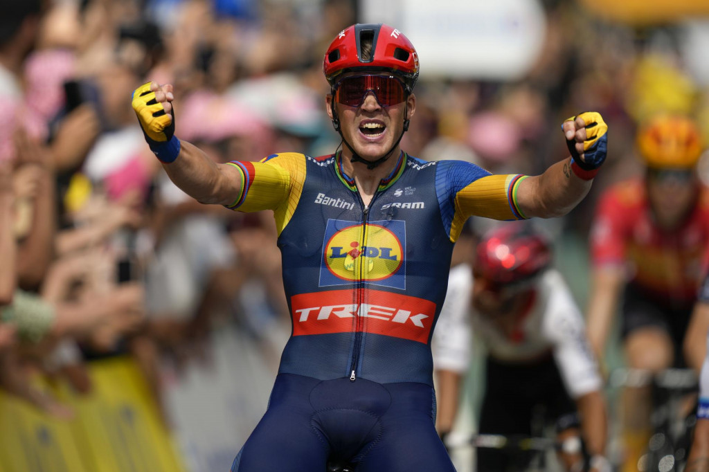 Dánsky cyklista Mads Pedersen z tímu Lidl-Trek sa teší z víťazstva v 8. etape 110. ročníka cyklistických pretekov Tour de France. FOTO: TASR/AP