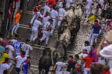 Tretí deň behu býkov, ktorý je súčasťou slávností sv. Fermína v španielskej Pamplone. FOTO: TASR/AP
