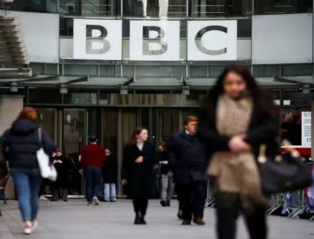 Britská BBC musí čeliť škandálu jej moderátora.