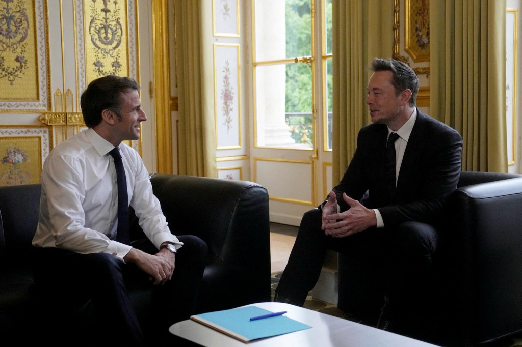 Generálny riaditeľ spoločnosti Tesla Elon Musk s francúzskym prezidentom Emmanuelom Macronom. FOTO: Reuters