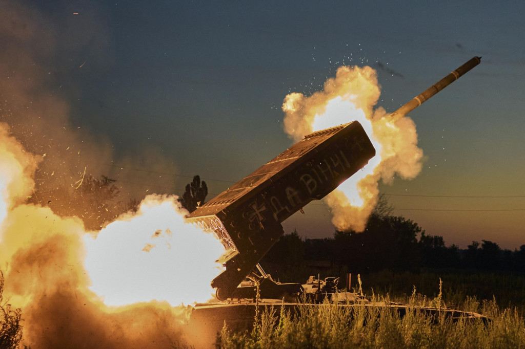 Ruský raketomet TOS-1A Solncepjok, ktorý ukoristil ukrajinský armádny prápor ”Da Vinci”, strieľa smerom k ruským pozíciám na frontovej línii pri Kreminne v Luhanskej oblasti. FOTO: TASR/AP