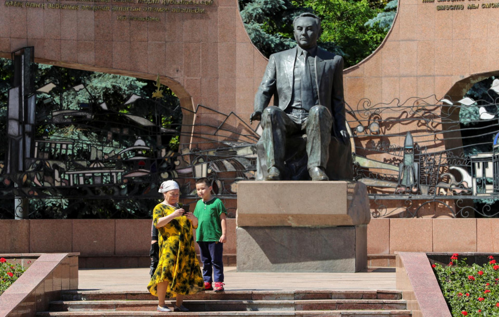 Ľudia sa zhromažďujú pri pamätníku prvého prezidenta Kazachstanu Nursultana Nazarbajeva v parku v Almaty, Kazachstan. FOTO: Reuters