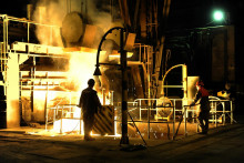 Hutníci oceliari tavia oceľ, 2012. FOTO: TASR/Radovan Stoklasa