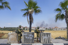 Izraelskí vojaci hliadkujú pri vstupe do palestínskeho mesta Turmus Ayya na Západnom brehu Jordánu. FOTO: TASR/AP