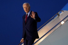 Americký prezident Joe Biden vystupuje z lietadla pri návšteve Británie. FOTO: Reuters