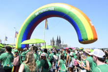 Účastníci obnoveného každoročného sprievodu Pride komunity LGBTIQ kráčajú ulicami Kolína nad Rýnom. FOTO: TASR/AP