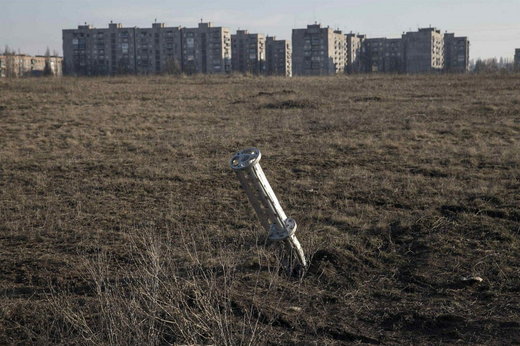 Prázdna kazetová puma neďaleko mesta Jenakijeve. FOTO: Reuters