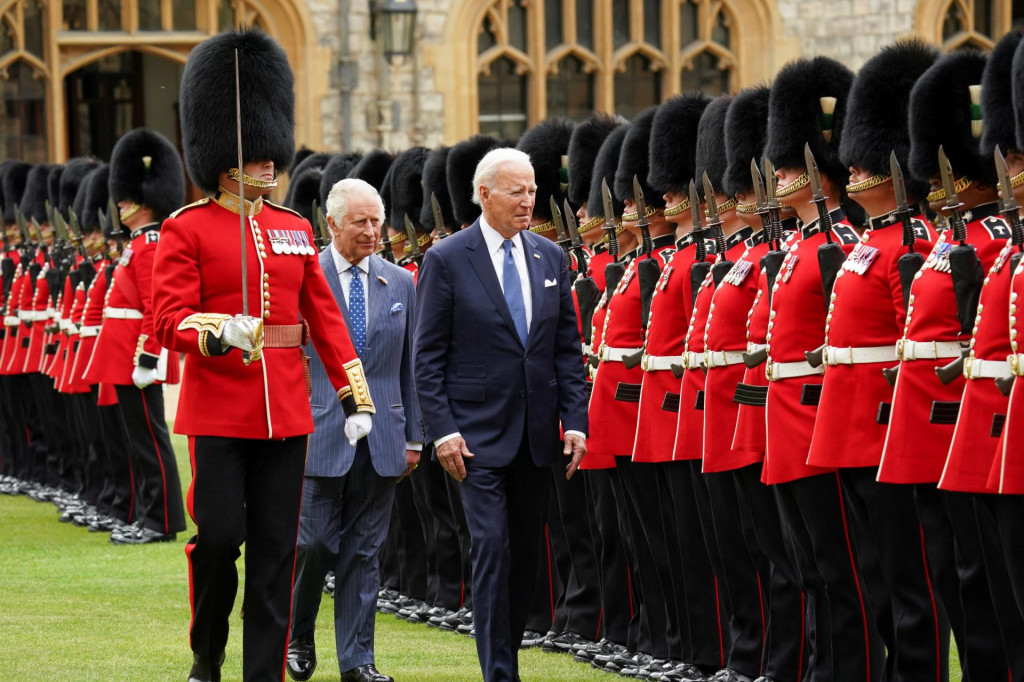 Joe Biden (vpravo) počas slávnostného privítania jeho osoby na hrade Windsor vo Veľkej Británii. Sprevádza ho kráľ Karol III. FOTO: Reuters