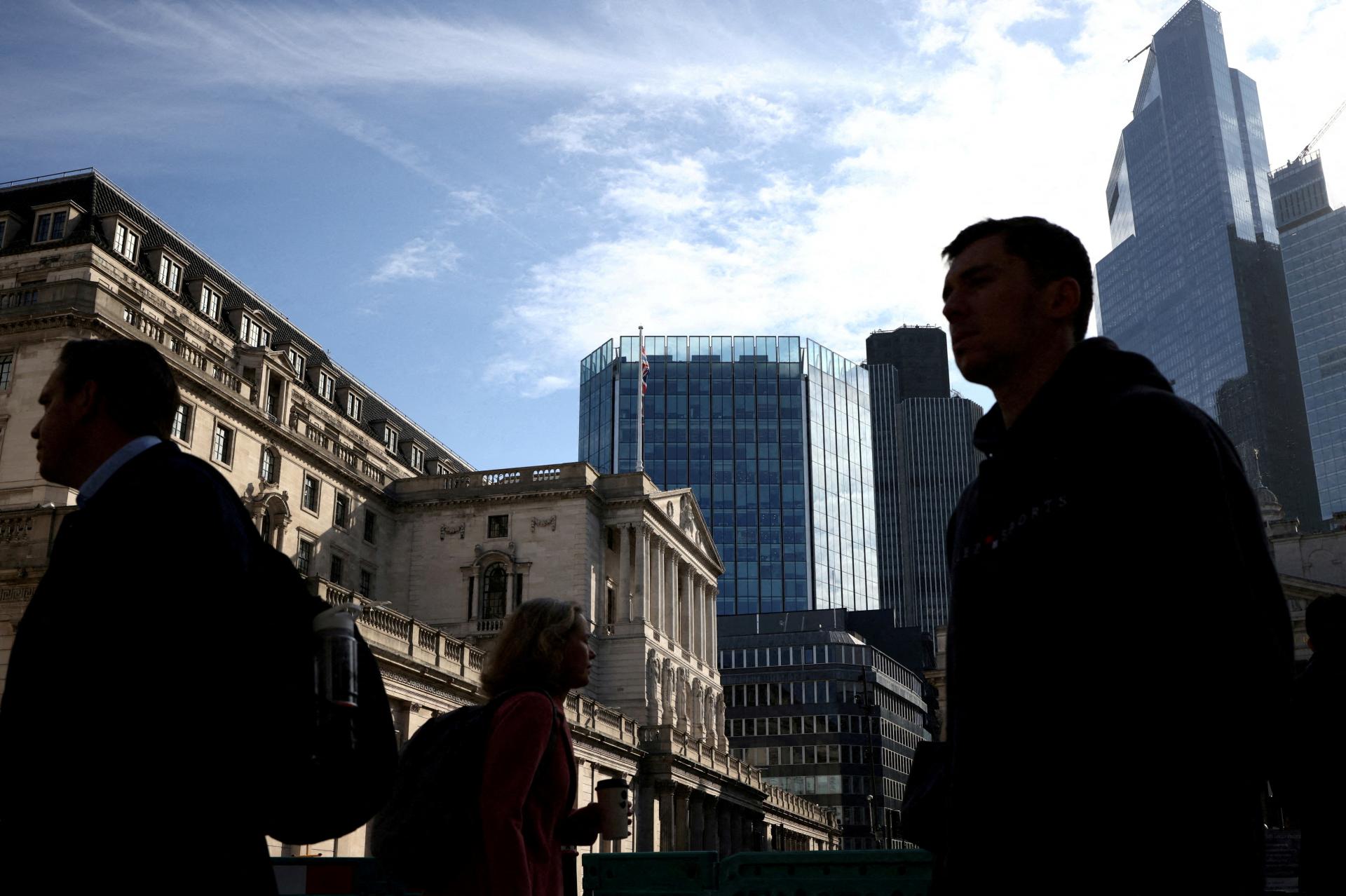 Britská centrálna banka bude pravdepodobne držať sadzby na vyššej úrovni dlhší čas. Tempom predbehne Fed