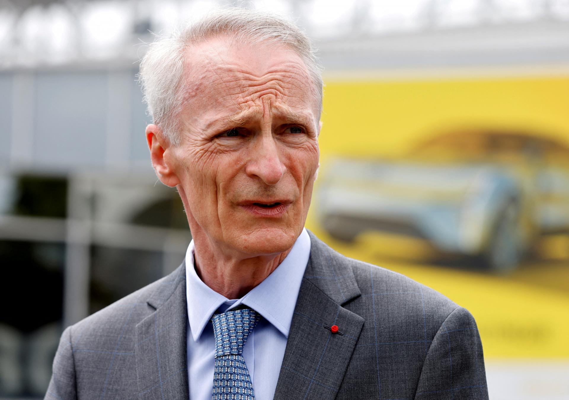 Šéf Renaultu varuje pred „čínskou búrkou“. Európski výrobcovia sú príliš závislí od tamojších surovín