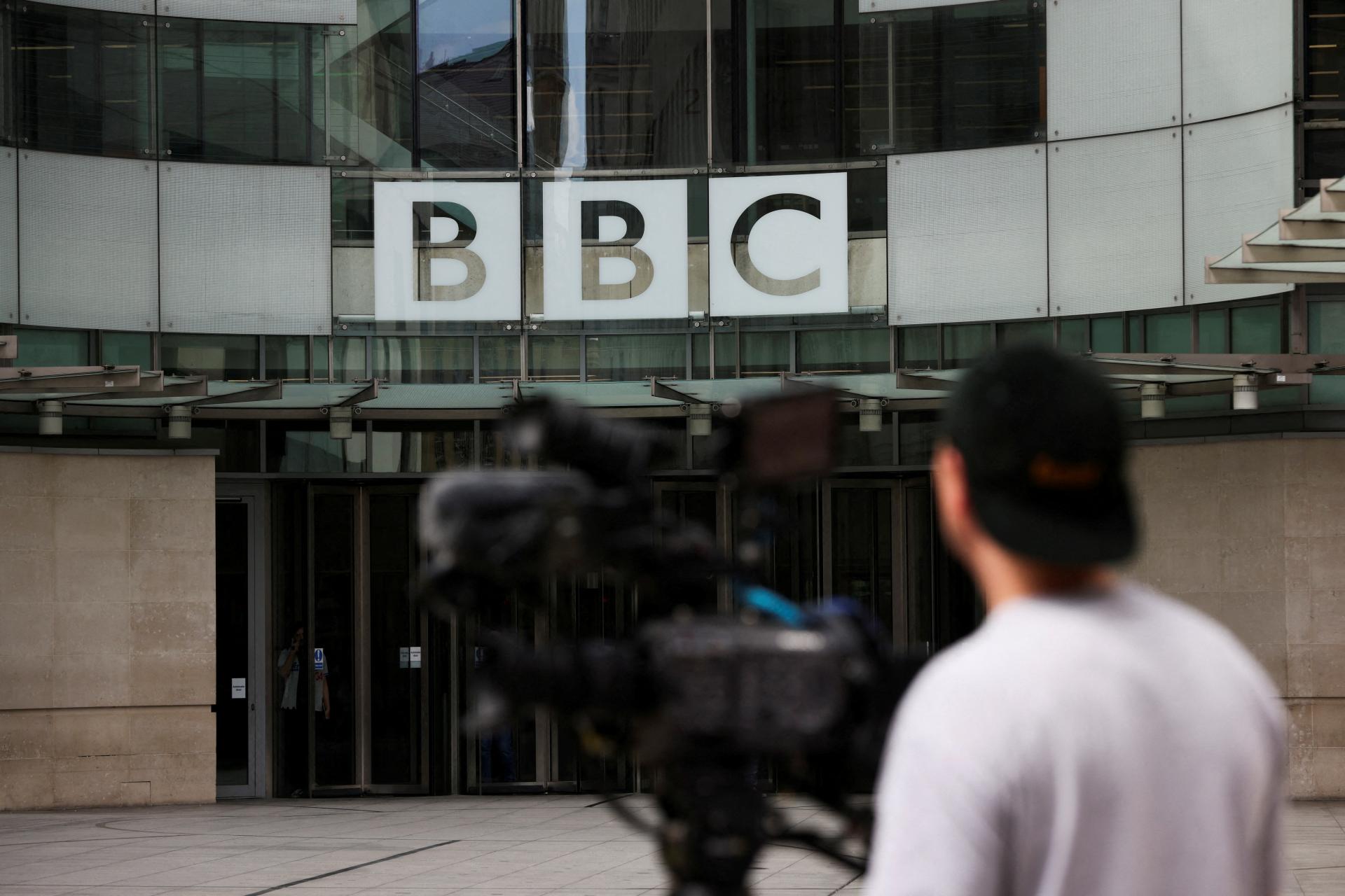 Zaostrené na BBC. Moderátor čelí novému obvineniu, mal posielať urážlivé správy