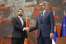 Srbský prezident Aleksandar Vučič (vpravo) si podáva ruku so svojím čiernohorským partnerom Jakovom Milatovičom. FOTO: TASR/AP