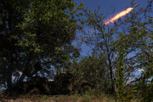 Ukrajinskí vojaci vystrelili z malého viacnásobného raketového systému RAK-SA-12 na ruské jednotky v blízkosti mesta Bachmut. FOTO: Reuters