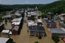 Zaplavené ulice v meste Montpelier v americkom štáte Vermont. FOTO: Reuters