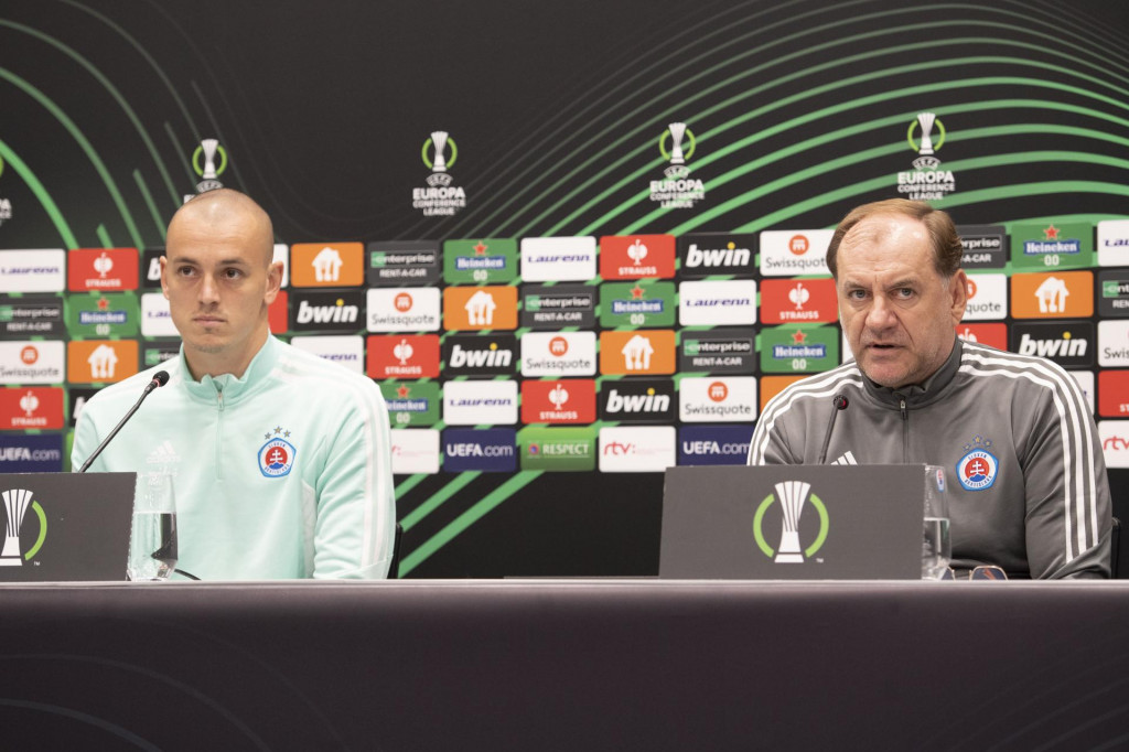 Brank&aacute;r Adri&aacute;n Chovan aj kouč Vladim&iacute;r Weiss. FOTO: TASR/P. Neubauer