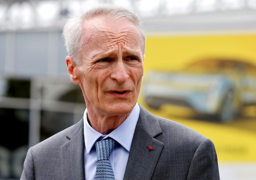 Predseda Renaultu Jean-Dominique Senard sa počas návštevy francúzskeho prezidenta pozerá na miesto budúcej továrne japonského výrobcu batérií Envision AESC Group, kde Renault vyvíja centrum na výrobu elektrických vozidiel, v Douai vo Francúzsku.