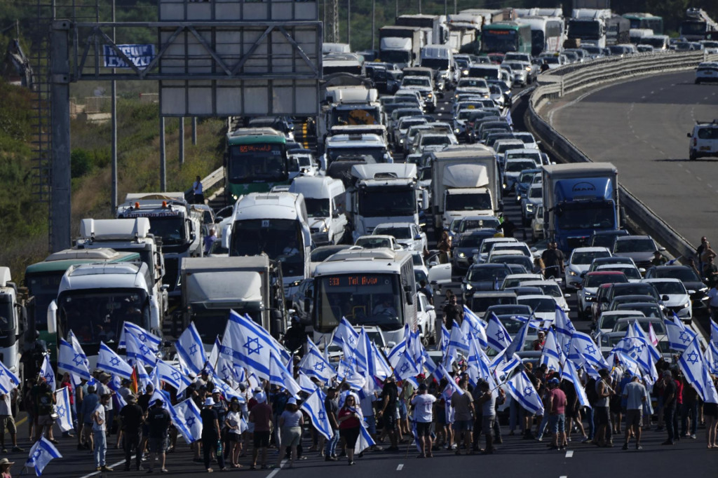 Izraelskí demonštranti blokujú diaľnicu Tel Aviv - Haifa pri meste Beit Yanai. FOTO: TASR/AP